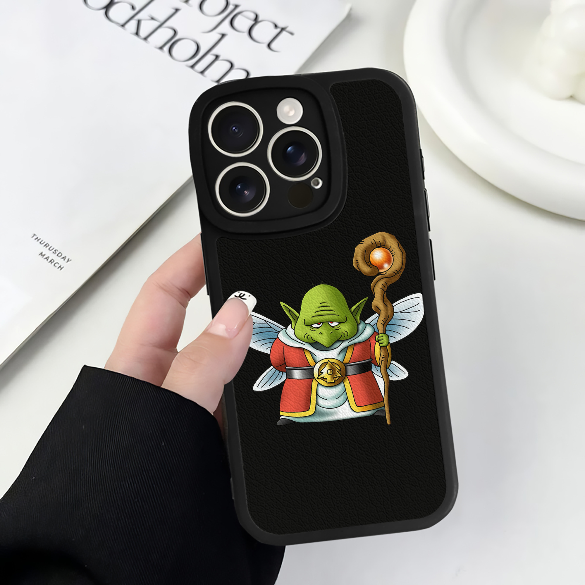 （画像用） ドラゴンクエスト Doragon Kuesuto Dragon Quest 【iPhone 16シリーズ対応】シリコンスマホケース（レザー調） 材質：シリコン